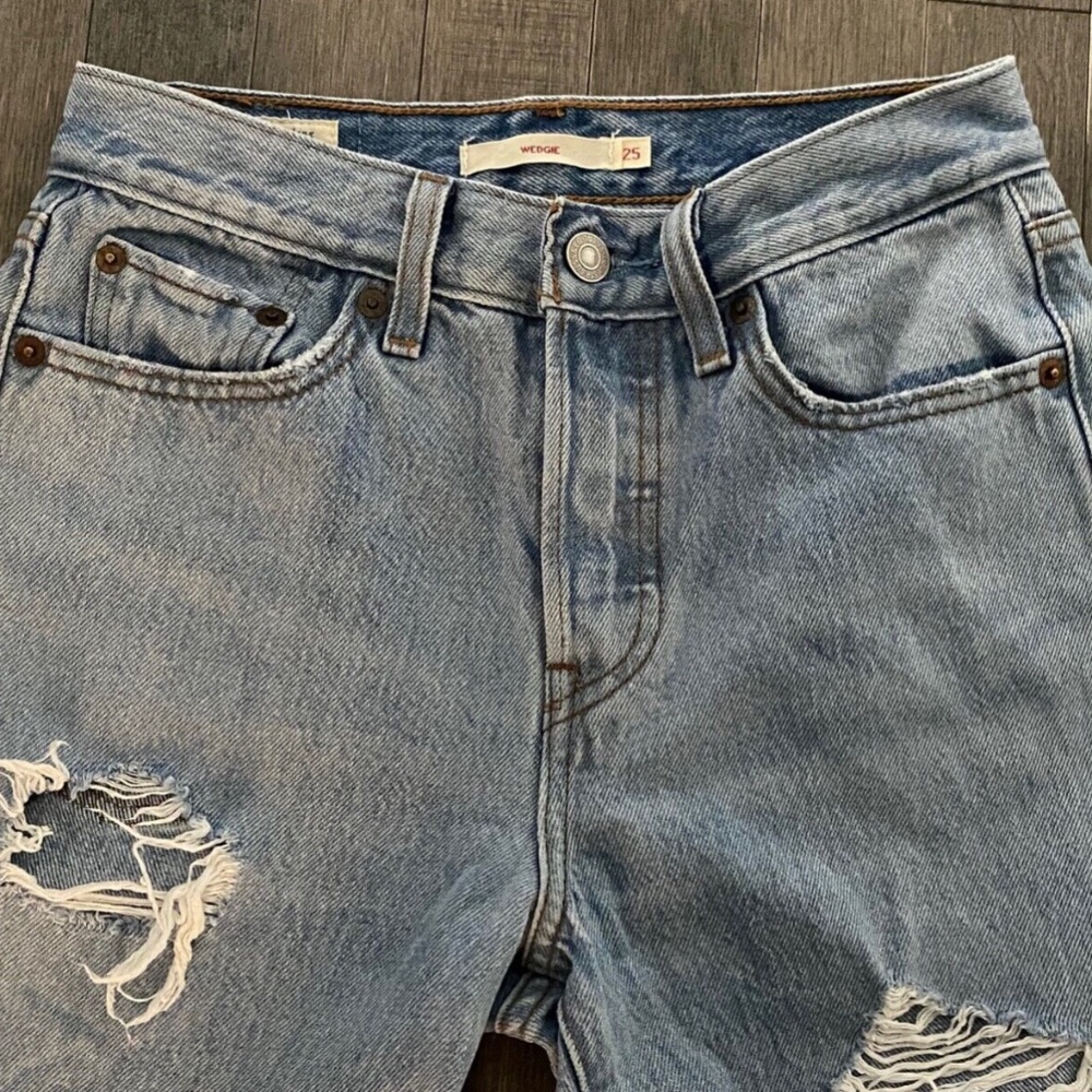 ~ SOLD ~ LN LEVI's Wedgie Light Wash Destructed Raw Hem Denim Jeans 25W, 26L - Picture 2 of 7